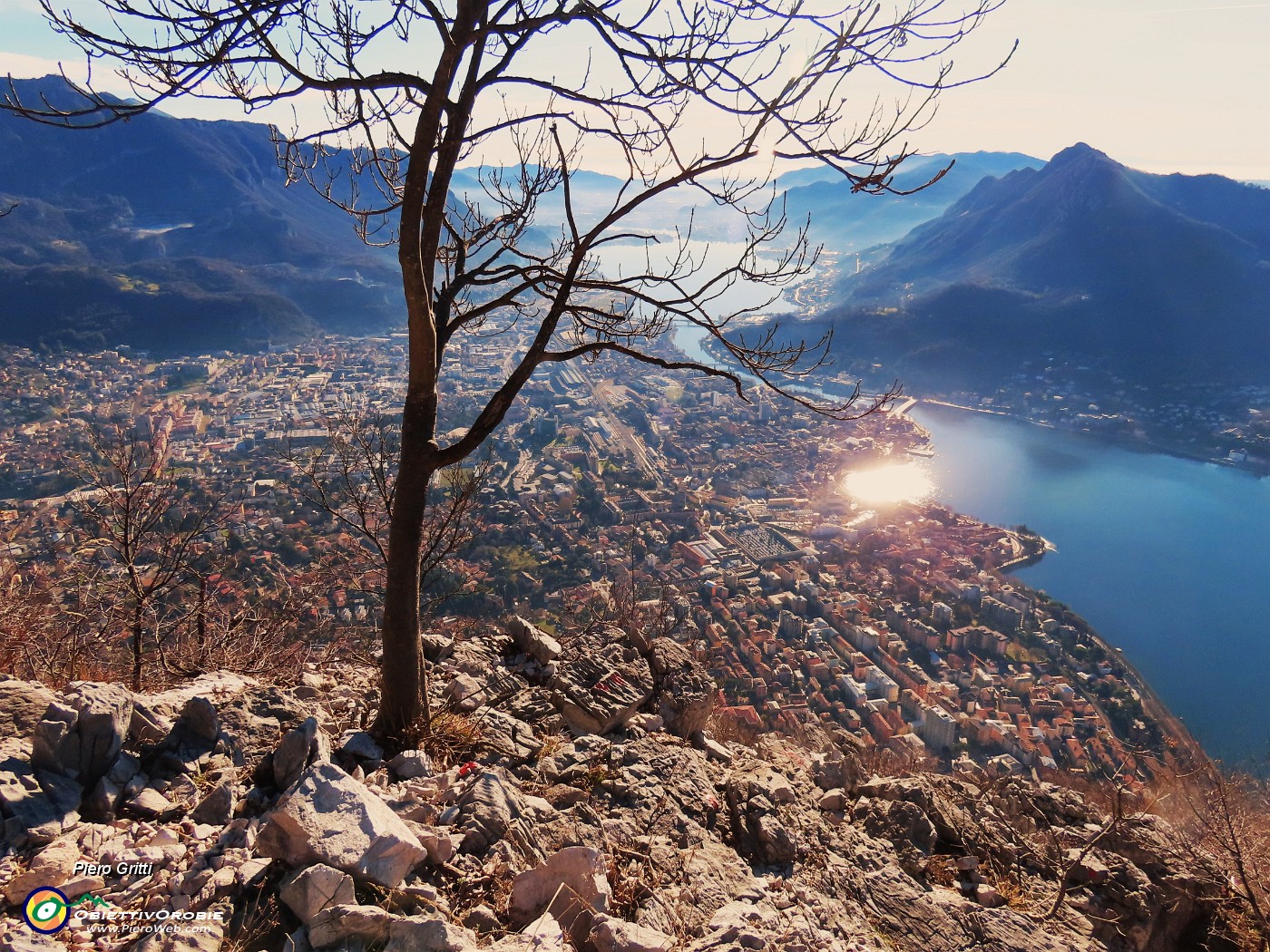 33 Dal Sentiero Silvia bella vista a picco su Lecco, i suoi laghi, i suoi monti.JPG